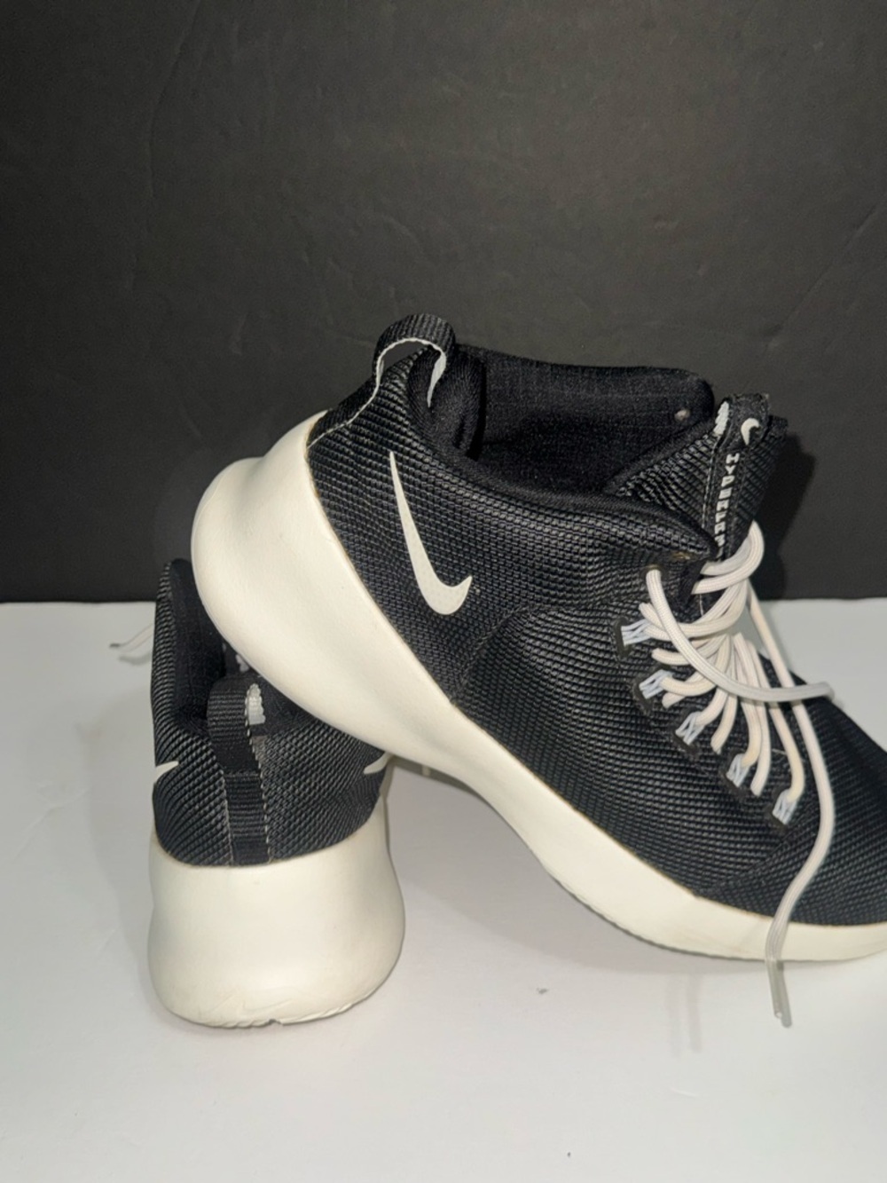 Nike I Men’s I Black and White Lightweight Mid-top